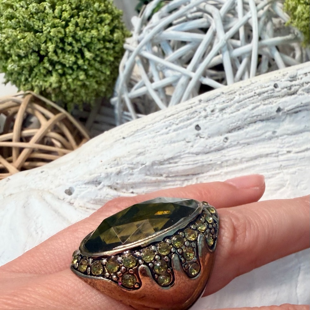 Olive Green Faceted Crystal Oval Cocktail Ring -Vintage Fashion Jewelry Size 7/8 - Picture 3 of 8
